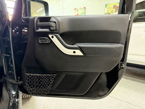 Used 2015 Jeep Wrangler Unlimited Sahara w/ Quic Order Package 23X image 17