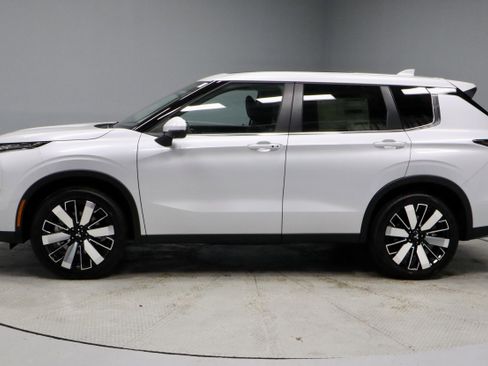 New 2026 Mitsubishi Outlander SE image 6