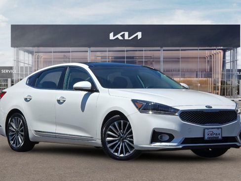 Used 2017 Kia Cadenza Premium w/ Luxury Package FWD image 2