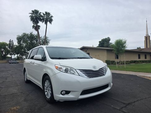 Used 2017 Toyota Sienna XLE w/ XLE Navigation Package image 1