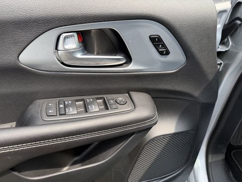 Used 2026 Chrysler Pacifica Limited FWD image 18