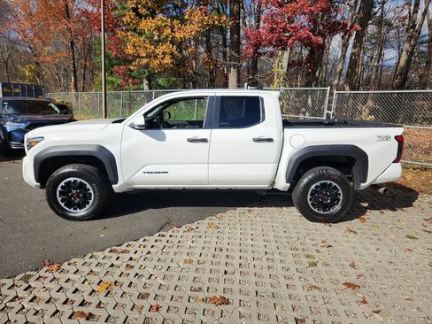 Used 2024 Toyota Tacoma TRD Off-Road image 8