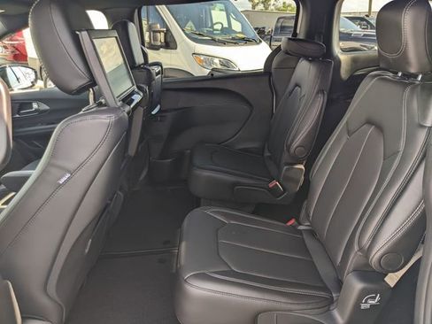 New 2026 Chrysler Pacifica Select image 8
