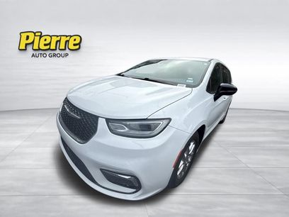 Used 2025 Chrysler Pacifica Select