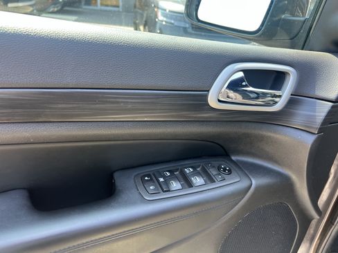 Used 2021 Jeep Grand Cherokee Laredo X AWD/4WD image 14