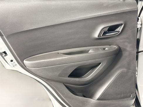 Used 2020 Chevrolet Trax LT w/ LT Convenience Package image 27