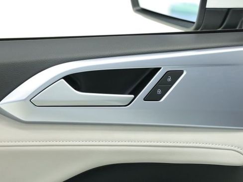 New 2025 Volkswagen Taos SE FWD image 31