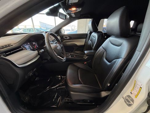 Used 2025 Jeep Compass Limited image 31