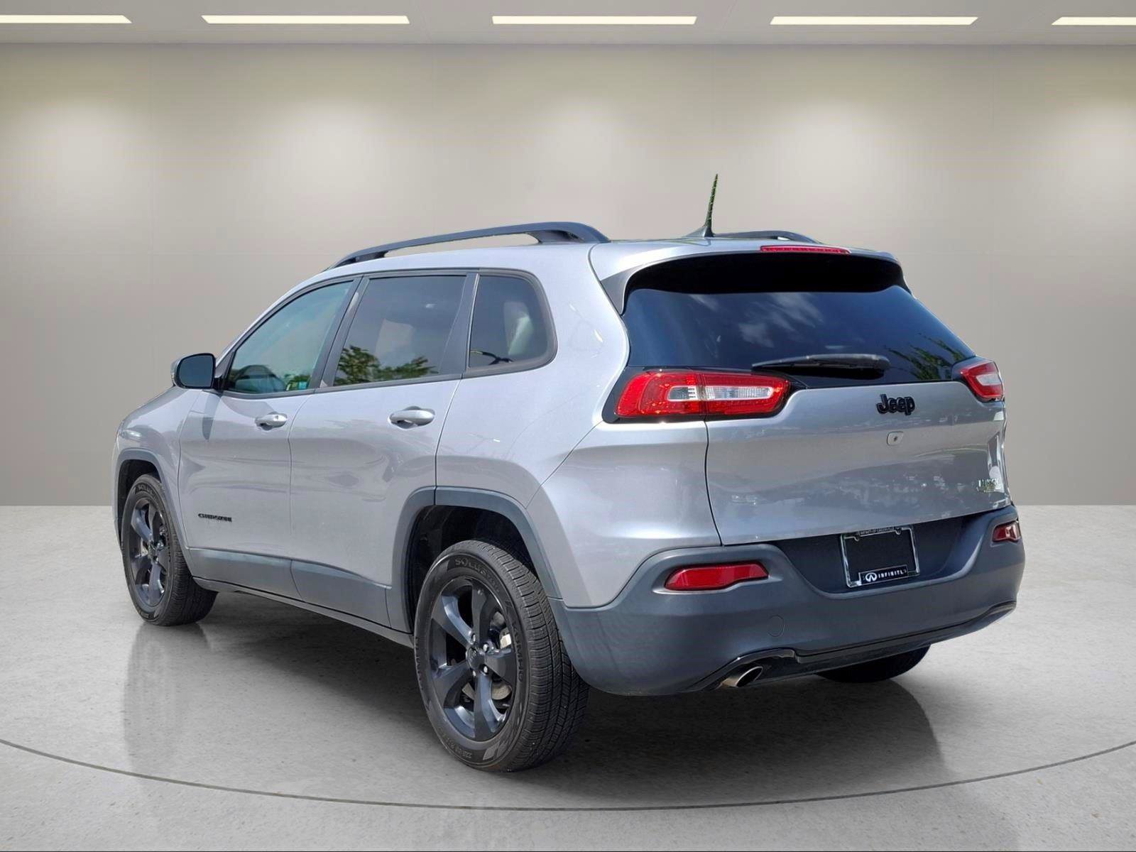 Used 2018 Jeep Cherokee Latitude w/ Altitude Package FWD image 3