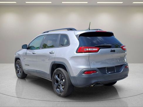 Used 2018 Jeep Cherokee Latitude w/ Altitude Package FWD image 3