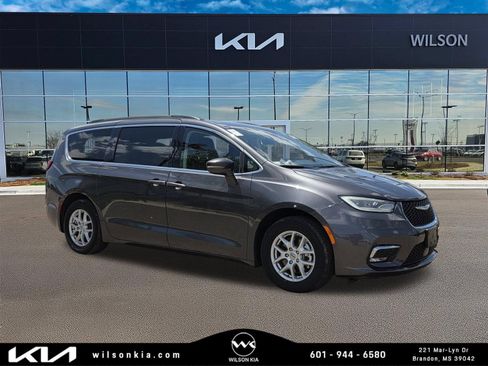 Used 2022 Chrysler Pacifica Touring-L FWD image 1