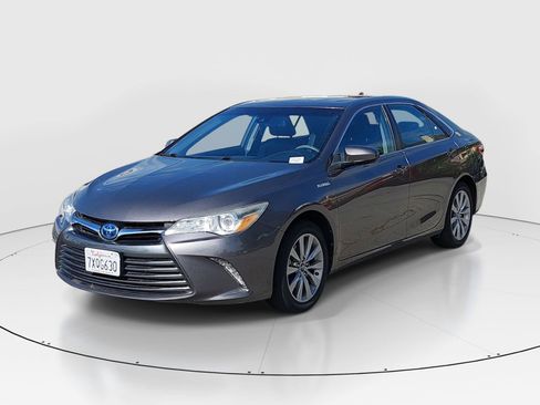 Used 2017 Toyota Camry XLE w/ Moonroof Package image 3