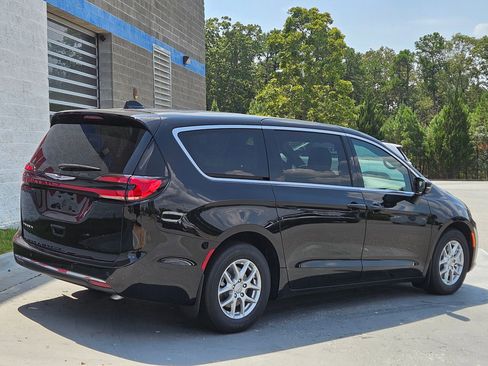 New 2026 Chrysler Pacifica Select image 7