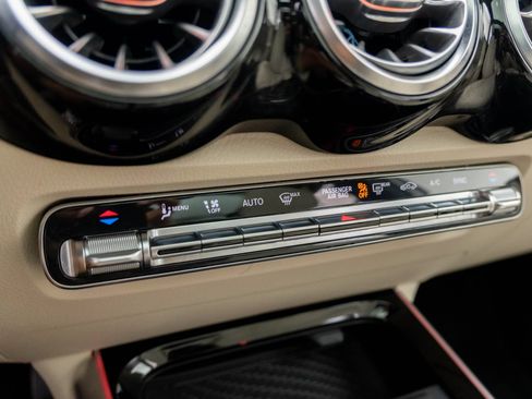 Used 2021 Mercedes-Benz GLB 250 4MATIC image 26