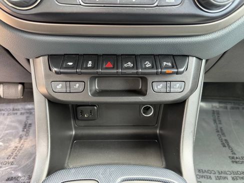Used 2022 Chevrolet Colorado Z71 AWD/4WD image 24