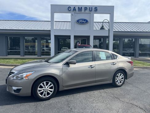 Used 2014 Nissan Altima 2.5 S w/ Sport Value Package image 2