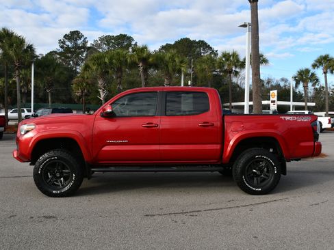 Used 2018 Toyota Tacoma TRD Sport image 2