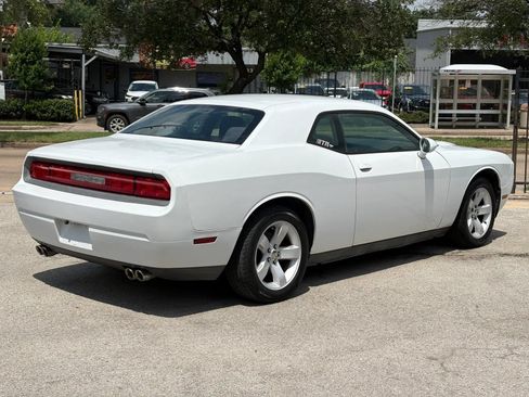 Used 2014 Dodge Challenger SXT RWD image 4