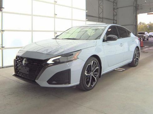 Used 2023 Nissan Altima 2.5 SR FWD image 2