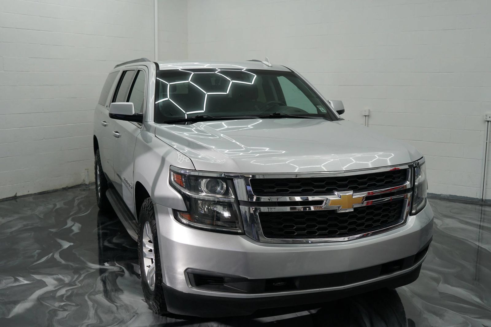 Used 2017 Chevrolet Suburban LT RWD image 3