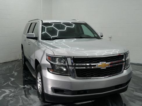 Used 2017 Chevrolet Suburban LT RWD image 3