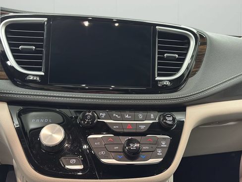 Used 2024 Chrysler Pacifica Limited FWD image 10