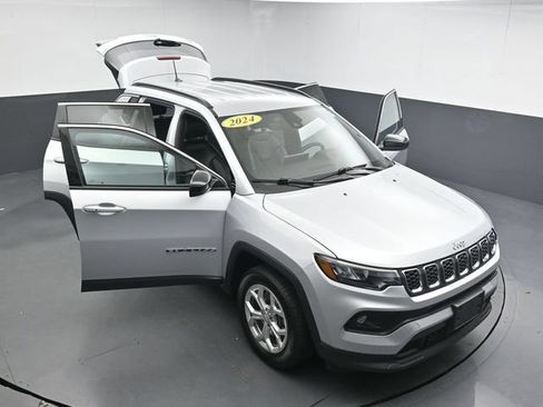 Used 2024 Jeep Compass Latitude AWD/4WD image 32
