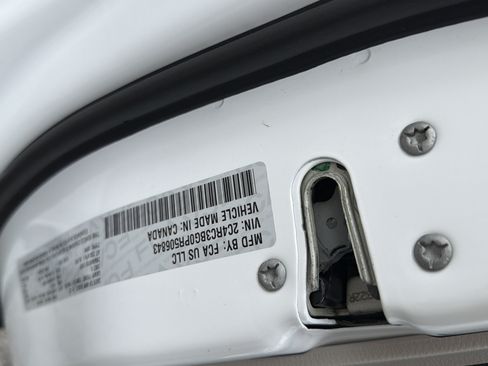 Used 2023 Chrysler Pacifica Touring-L AWD/4WD image 31