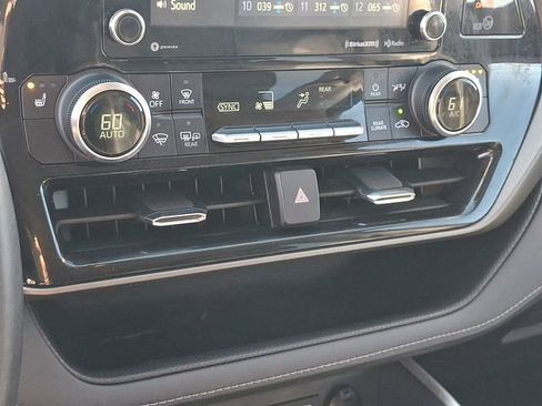 Used 2022 Toyota Highlander XLE AWD/4WD image 16