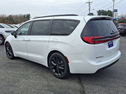 New 2026 Chrysler Pacifica Limited w/ Uconnect Theater Family Group image 4