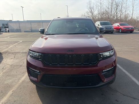 Used 2024 Jeep Grand Cherokee Limited w/ Luxury Tech Group II image 2