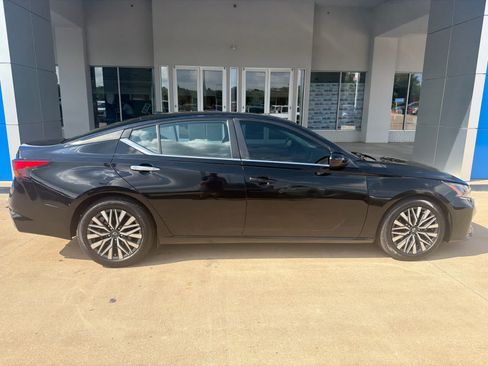 Used 2024 Nissan Altima 2.5 SV FWD image 8
