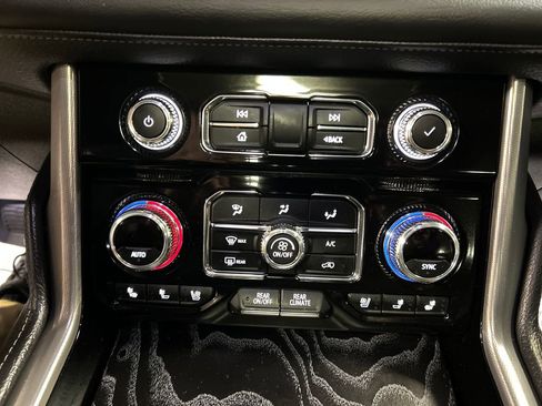 Used 2024 GMC Yukon XL Denali image 19