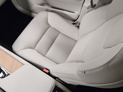 Used 2022 Volvo XC90 T6 Momentum w/ Climate Package image 15