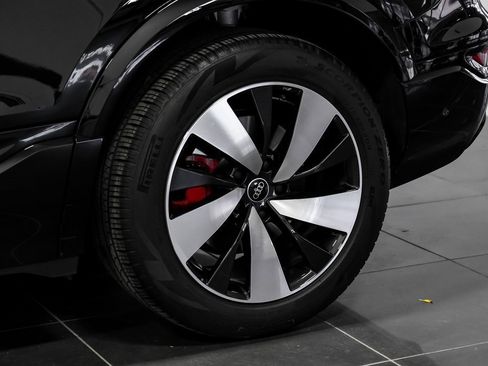 Used 2025 Audi SQ6 e-tron Premium w/ Convenience Package image 54