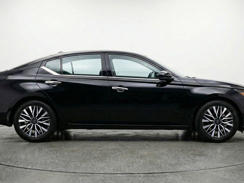 Used 2025 Nissan Altima 2.5 SV FWD image 11