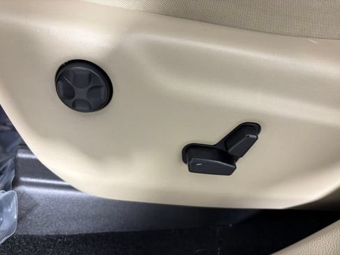 Used 2019 Jeep Grand Cherokee Laredo AWD/4WD image 15
