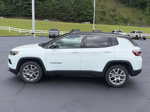 Used 2025 Jeep Compass Limited AWD/4WD image 2