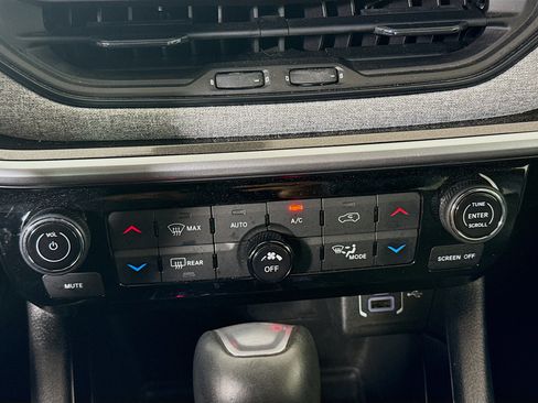 Used 2025 Jeep Compass Latitude w/ Convenience Group AWD/4WD image 16