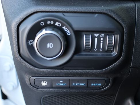 Used 2022 Jeep Wrangler Unlimited Sahara w/ Cold Weather Group AWD/4WD image 32