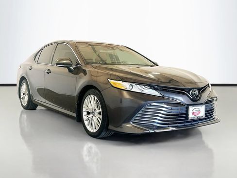 Used 2020 Toyota Camry XLE FWD image 3