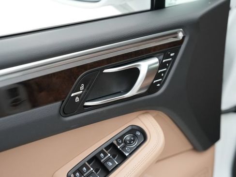 Certified 2025 Porsche Macan S AWD/4WD image 10