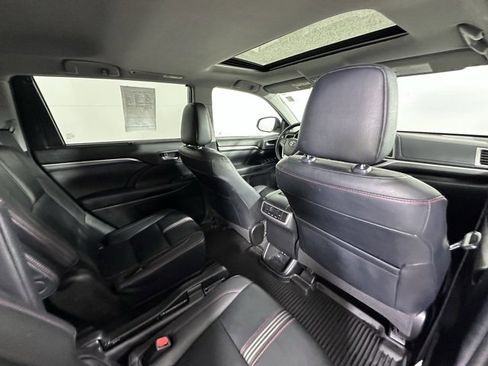 Used 2019 Toyota Highlander SE image 14