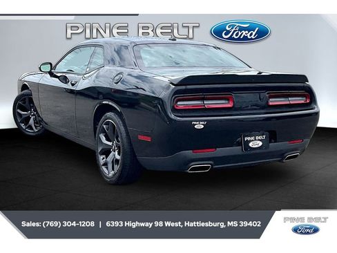 Used 2020 Dodge Challenger SXT w/ Blacktop Package RWD image 2