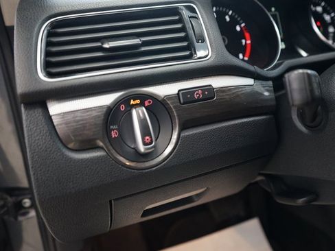 Used 2018 Volkswagen Passat 2.0T SE image 30