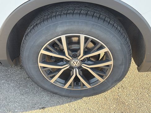 Used 2020 Volkswagen Tiguan SE w/ Panoramic Sunroof Package image 9