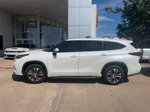 Used 2020 Toyota Highlander XLE AWD/4WD image 2
