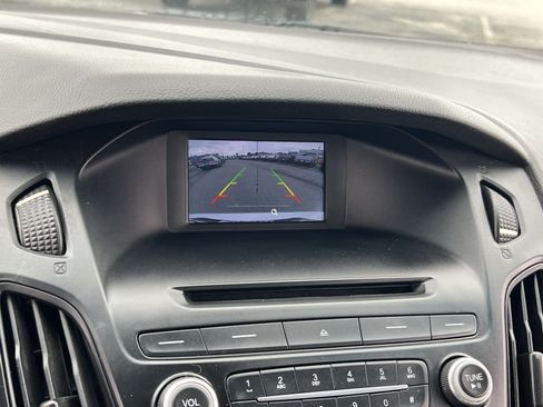 Used 2015 Ford Focus SE w/ SE Cold Weather Package FWD image 19