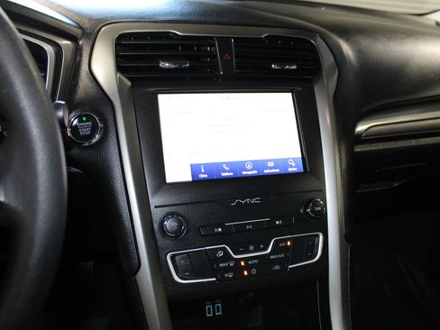 Used 2020 Ford Fusion SE FWD image 16