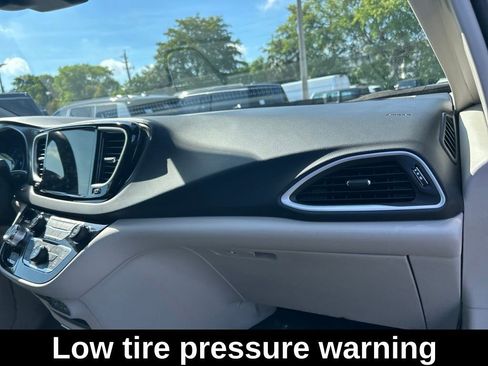 Used 2024 Chrysler Pacifica Touring-L FWD image 17